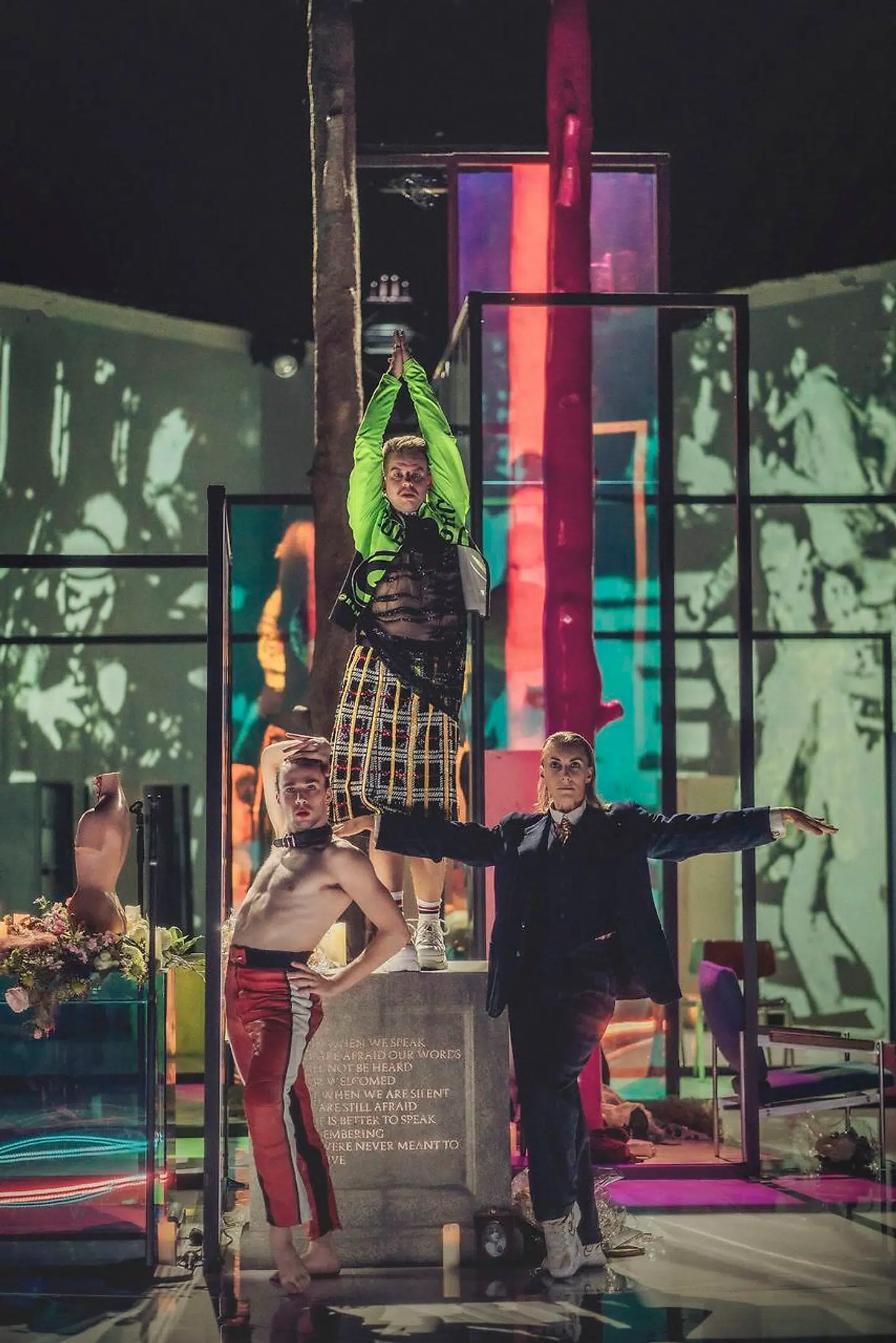 Transkønnede Beck Heiberg har en råstyrke og direkte ærlighed, når han adresserer publikum eller danser igennem på det oplyste dansegulv. Som her sammen med Lukas Karvelis og Sofia Södergård