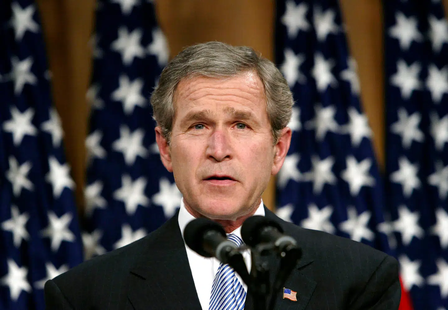 Præsident George W. Bush udfoldede 26. februar 2003 sin vision om, hvordan regimeskift i Afghanistan og Irak kunne føre til flere demokratiske omvæltninger i Mellemøsten. »Frihed og demokrati vil altid og over alt have en stærkere appel end budskaber om had og terrorens taktik,« sagde han blandt andet.