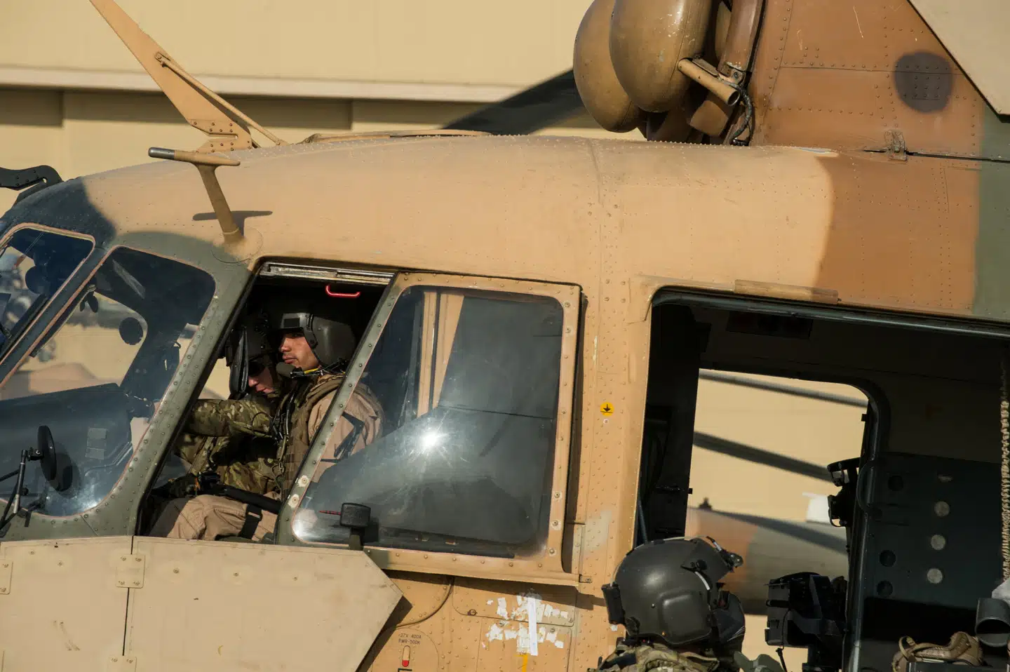 USA har udstyret Afghanistan med både fly og helikoptere de seneste år. Samtidig har man uddannet en række afghanske piloter. Men den helt store udfordring har været, at Afghanistan har manglet teknikere til at holde flyene i luften. Derfor har USA betalt for, at udenlandske teknikere har arbejdet for det afghanske luftvåben. De trak sig imidlertid ud af landet for flere uger siden, fordi Taleban erobrede stadig flere dele af landet.