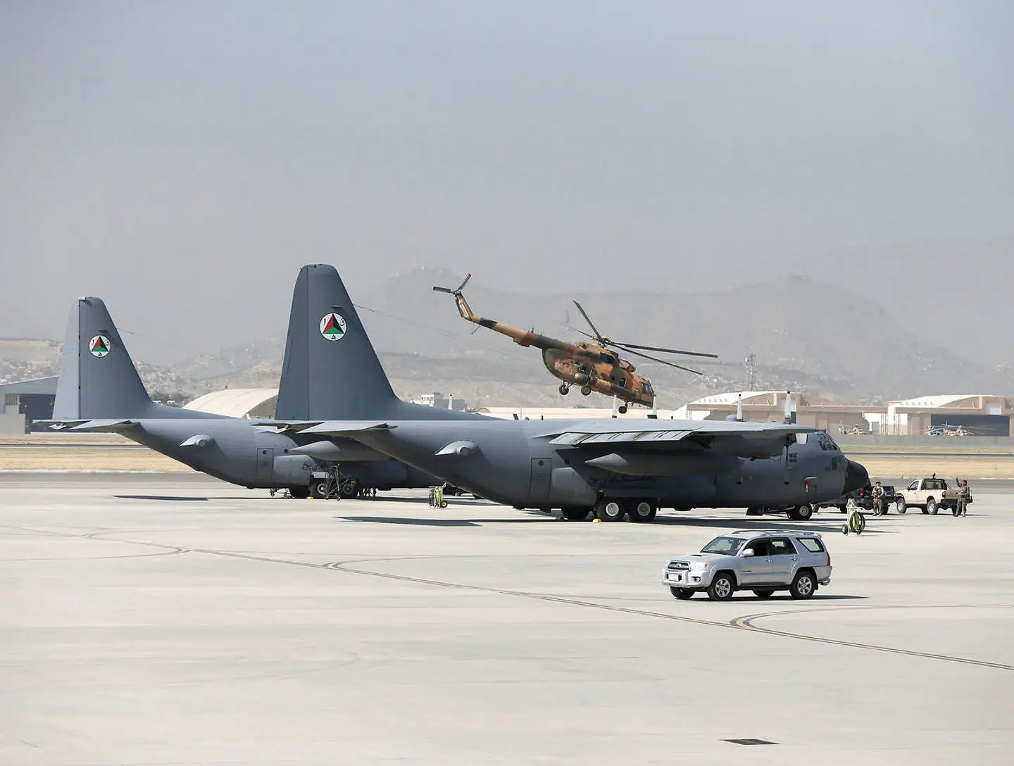 De fremrykkende talebanere har erobret tusindvis af fly, militære køretøjer og våben i takt med, at de har erobret militære baser og byer i Afghanistan. Blandt erobringerne er angiveligt store transportfly af Hercules-typen samt avancerede droner, som Taleban stolt har vist frem på blandt andet Twitter.