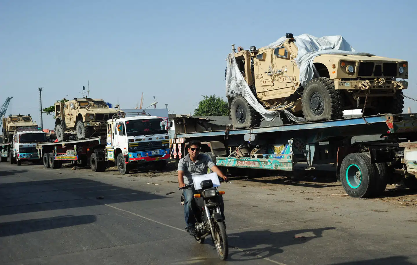 USA og NATO-styrkerne har i flere måneder været i gang med at sende soldater og udstyr hjem fra Afghanistan. Det har været en enorm opgave at sende flere tusinde fly, helikoptere og køretøjer hjem. Mange er blevet fløjet ud, men endnu flere er blevet transporteret på lastbiler til blandt andet Pakistan, som USA har indgået en aftale med.