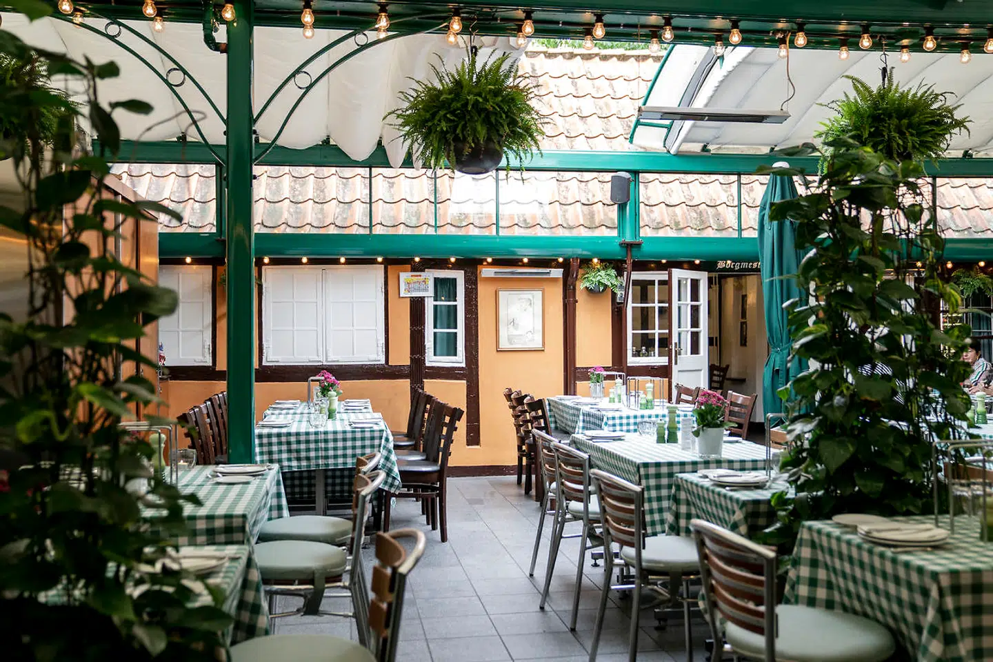 Her er vi på det gamle traktørsted Hansens Gamle Familiehave på Frederiksberg, som Berlingskes vin- og madanmelder anmeldte til én stjerne. Nu har Fødevaretilsynet været på besøg hos naboen, som modtager en sur smiley og en bøde.