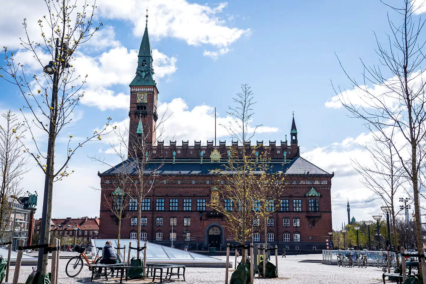 Københavns Kommune har brugt et trecifret millionbeløb på coronaudgifter over det første halvår. Det formoder den at komme til igen resten af året.