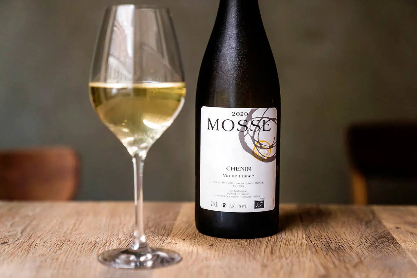 2020 chenin blanc fra Mosse var ung og så reduktiv i glasset (i underskud af ilt), at den duftede af prut på den gode måde.