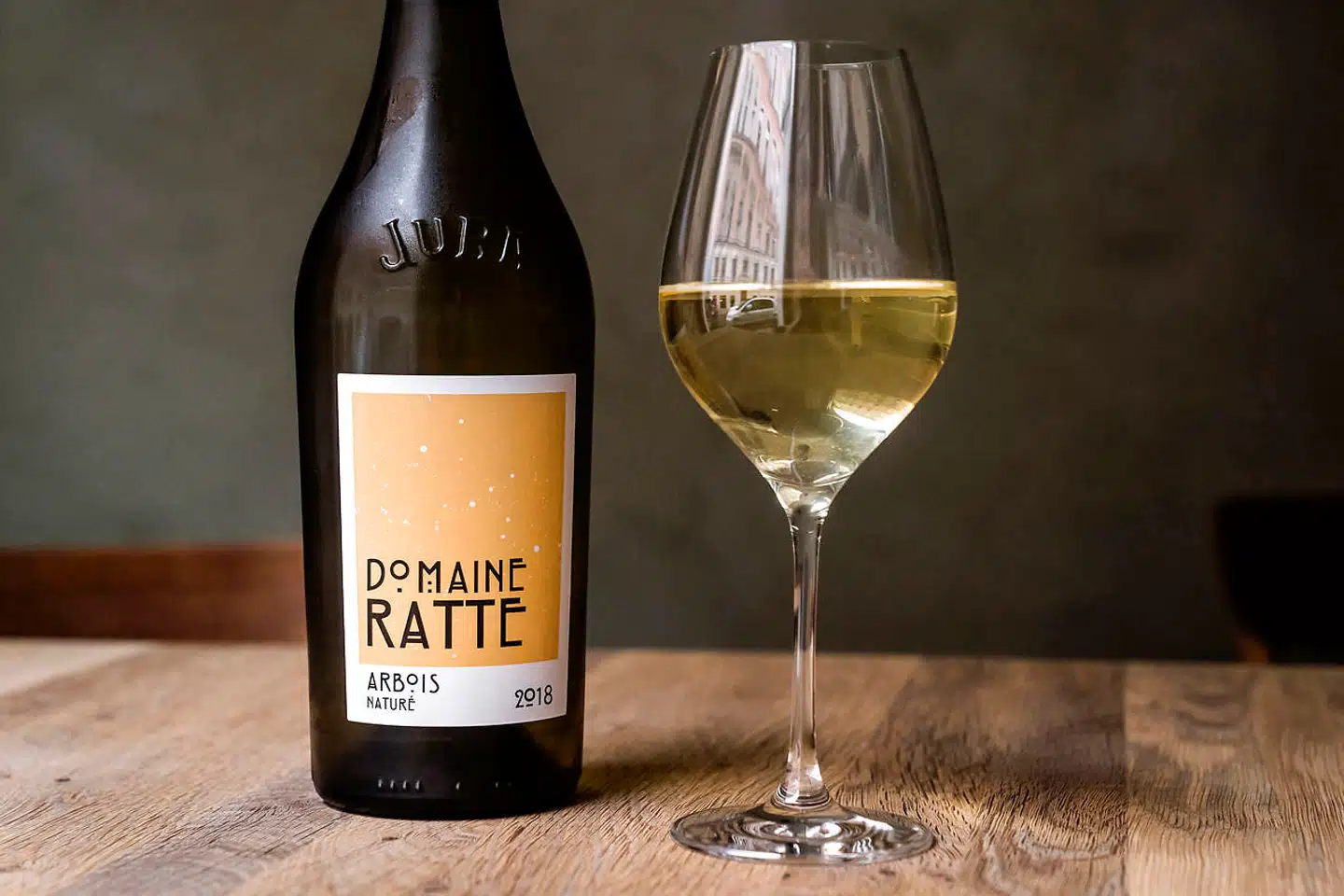 God jura er altid den perfekte ledsager til ost. Her savagnin fra Domaine Ratte.