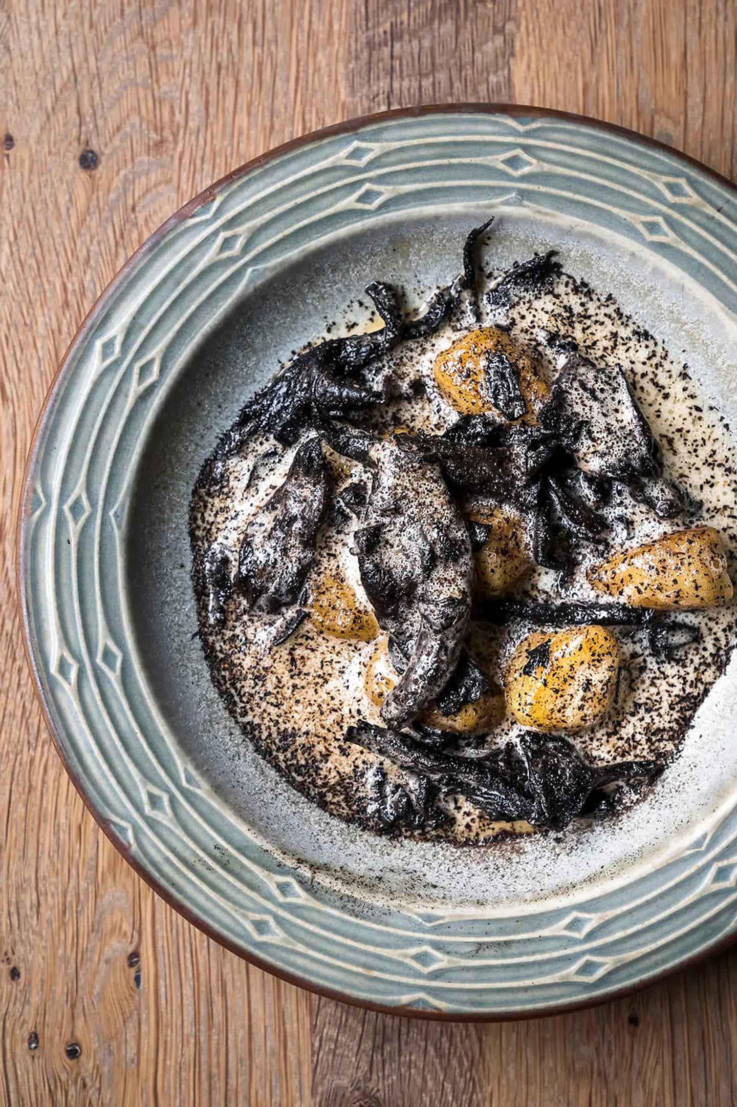 Gnocchi med sort trompet.