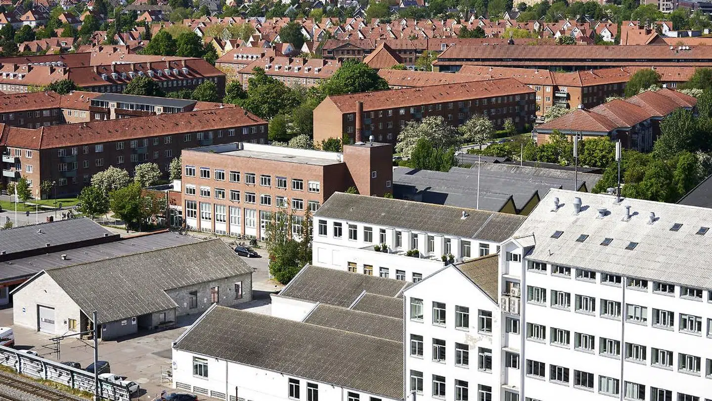 Virksomhederne skal fra næste år betale dækningsafgift baseret på nye ejendomsvurderinger og et nyt princip. Men de nye vurderinger er ikke dukket op endnu, så de aner ikke, hvad de skal betale. Især virksomheder i hovedstadsområdet rammes.