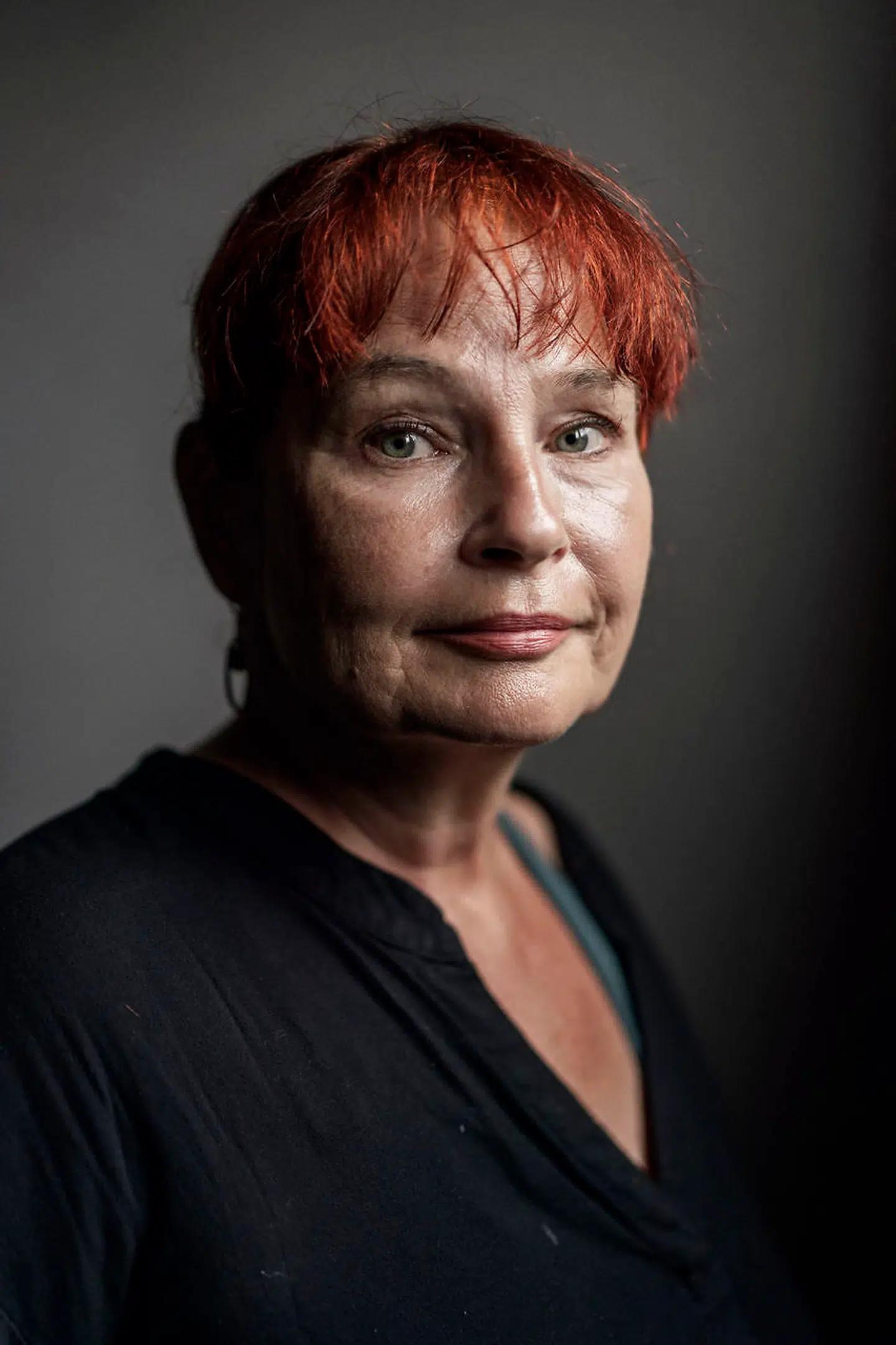 Lise Ringhof har i mange år har arbejdet med salg, marketing og presse på danske bogforlag. I 2017 stoppede hun på Politikens Forlag for at hellige sig arbejdet på romantrilogien sammen med Erik Valeur.