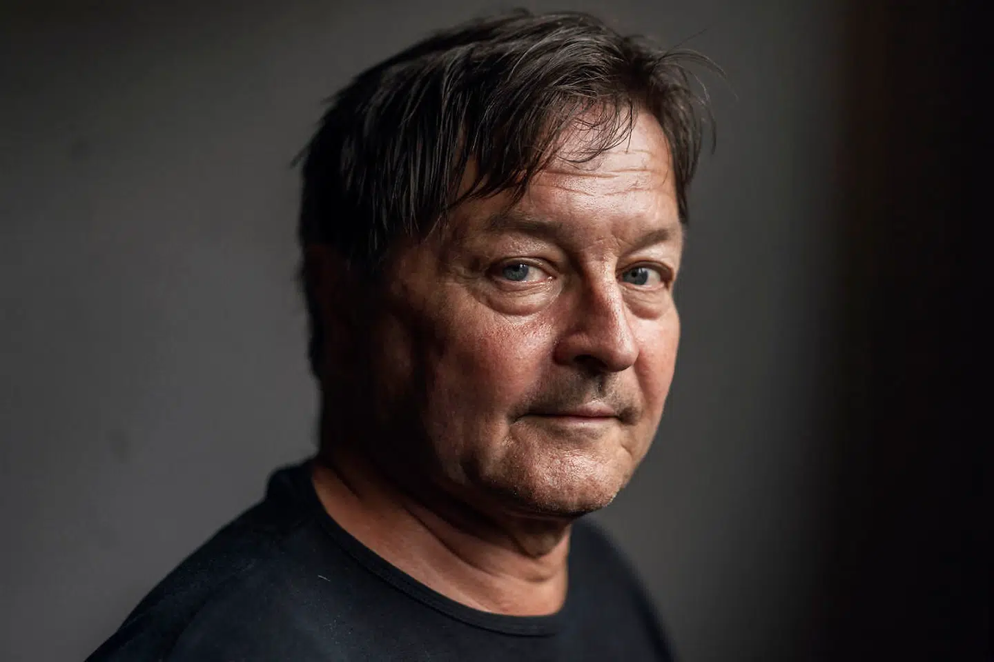 Erik Valeur (f. 1955 i København). Uddannet journalist og har tidligere arbejdet på blandt andet Berlingske, Information, Månedsbladet Press og Danmarks Radio med undersøgende journalistik og dokumentarstof. Han modtog sammen med andre Cavling-prisen to gange.