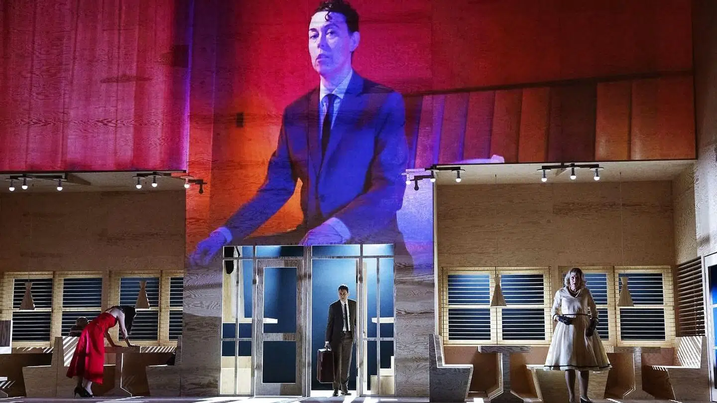 Tyrannens datter har skiftet køn. Her ses han i overstørrelse på Gamle Scene. Det er den transkønnede mezzosopran Adrian Angelico, der lægger krop og stemme til