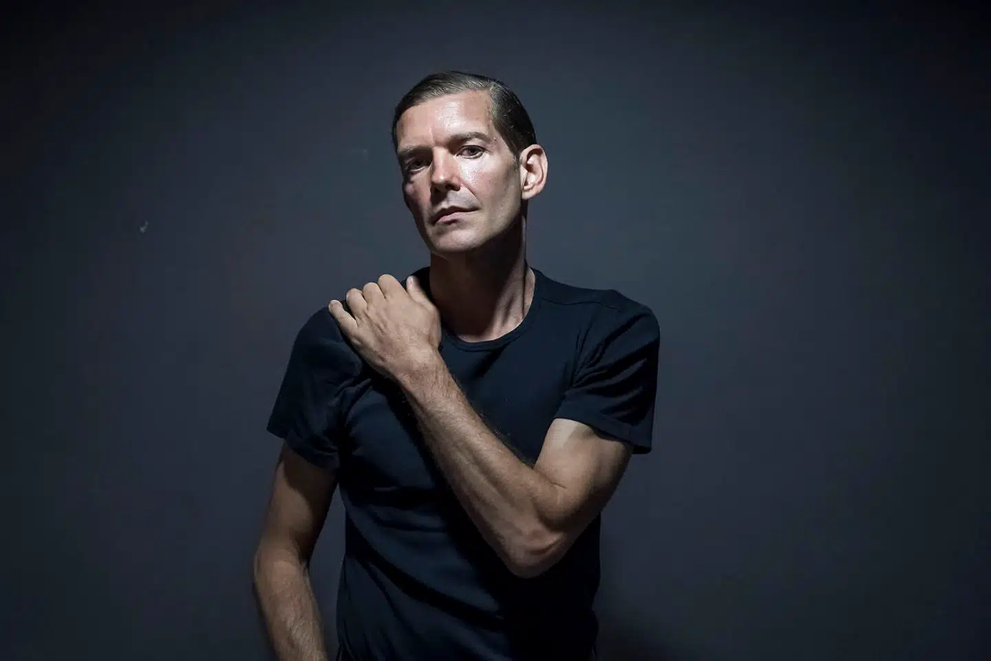 Skuespiller Johannes Lilleøre fortæller i forestillingen, hvordan han sprang ud som homoseksuel.