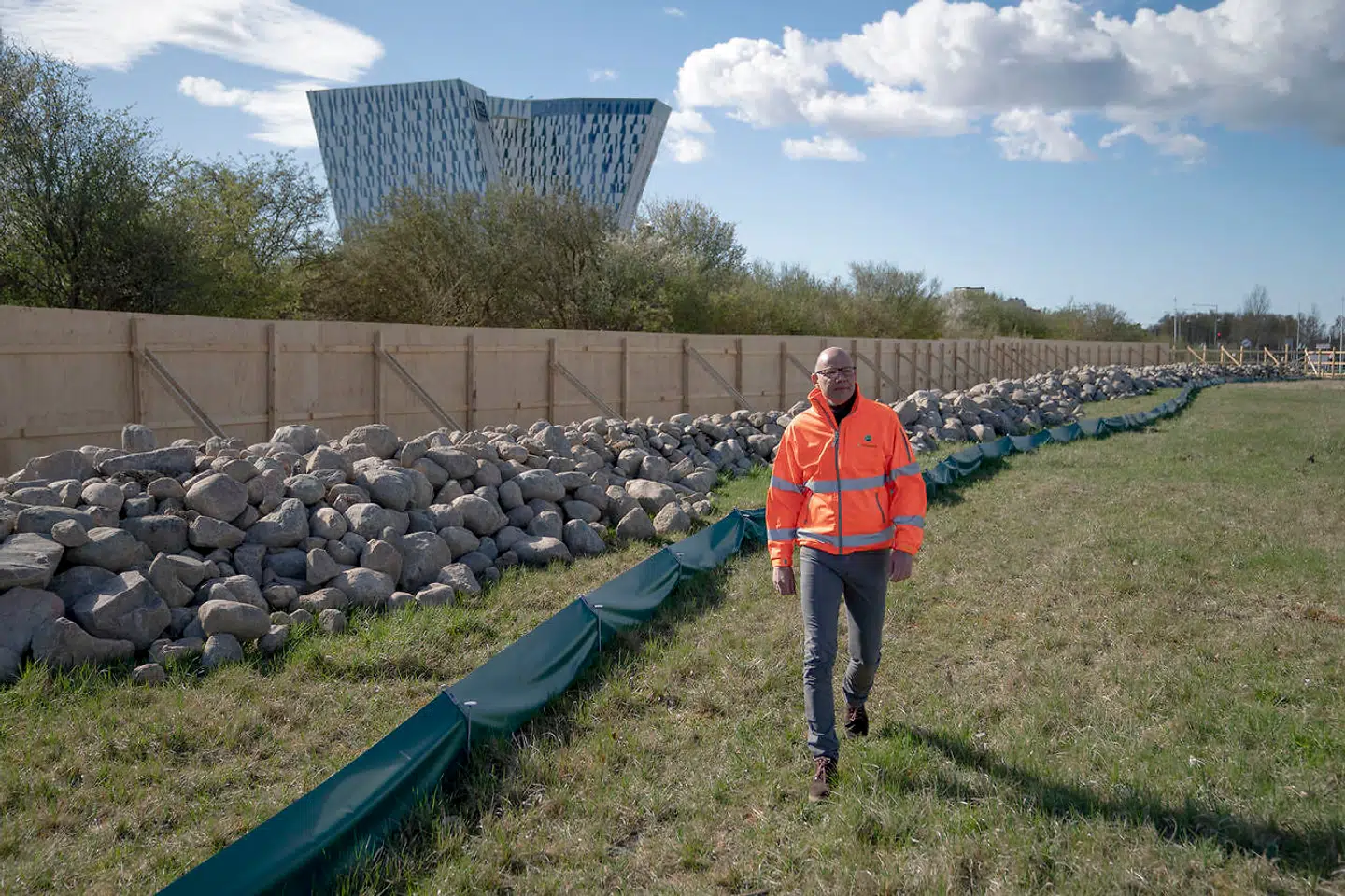 Her ses det paddehegn til fem millioner kroner, som skal indfange alle eksemplarer af stor vandsalamander på Lærkesletten, inden der bygges boliger på grunden. På trods af prismærket er det endnu ikke lykkedes biologerne bag hegnet at fange et eneste eksemplar.