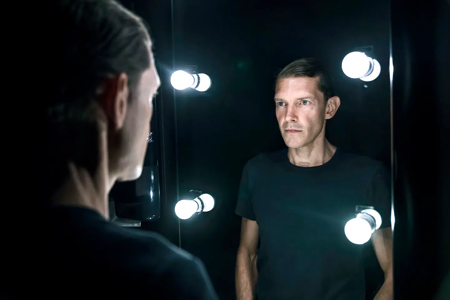 47-årige Johannes Lilleøre er med sin alder den ældste i forestillingen og repræsenterer dermed den ældre generation af queer-personer.