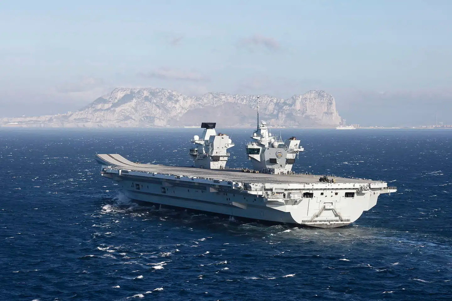 Et britisk hangarskib sejler gennem Gibraltarstrædet. Farvandet, der forbinder Atlanten med Middelhavet, er blandt de mest befærdede i verden. Det gør det ekstra farligt, når sejlbåde efter et spækhuggerangreb misten manøvreevnen.