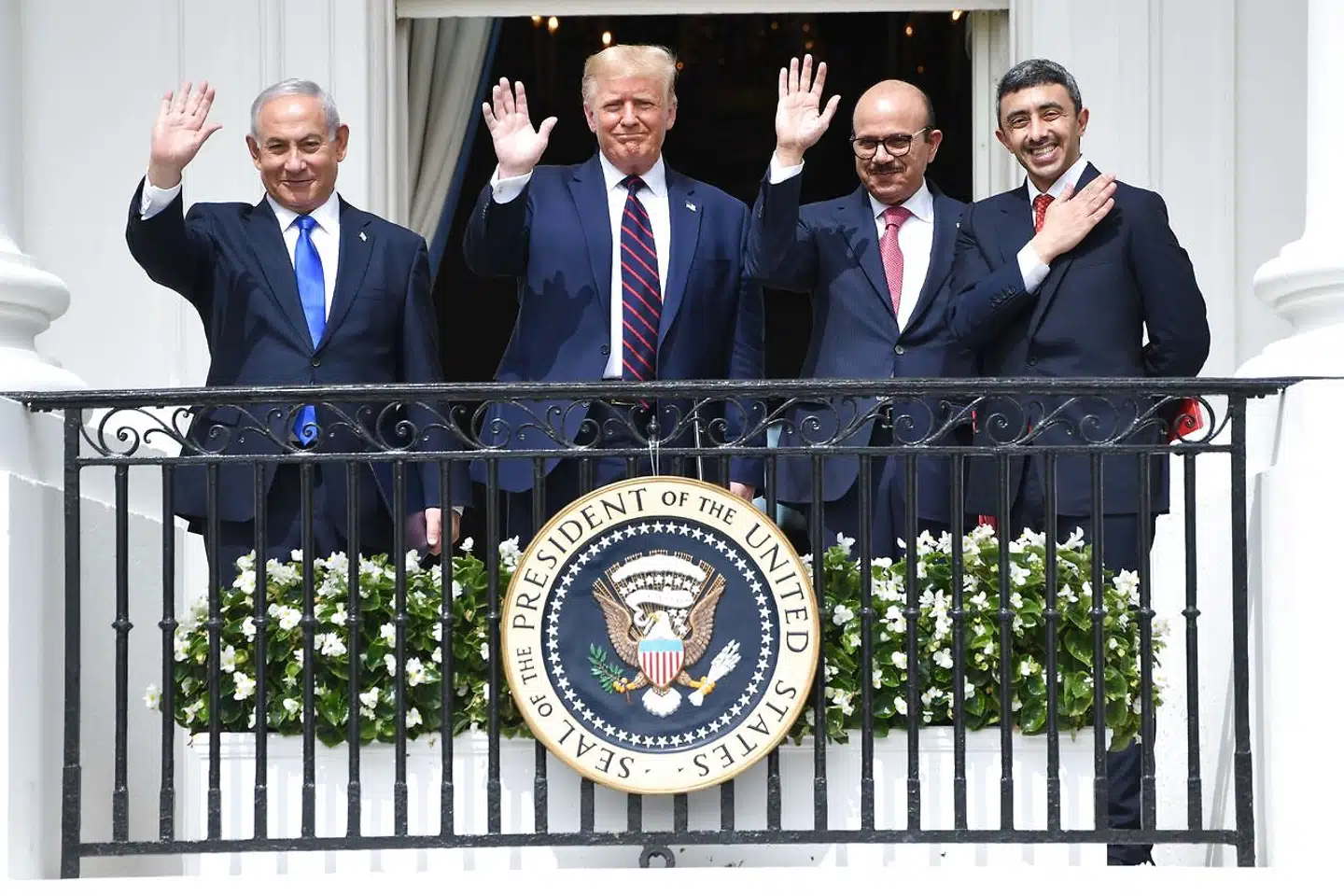 Abraham-aftalen fra 2020 er en epokegørende ny udvikling i Mellemøsten, der åbner op for samarbejde mellem Israel og arabiske lande. Men aftalen får en stedmoderlig behandling i Lars Erslev Andersens bog. Her ses præsident Trump sammen med Israels og arabiske landes ledere.