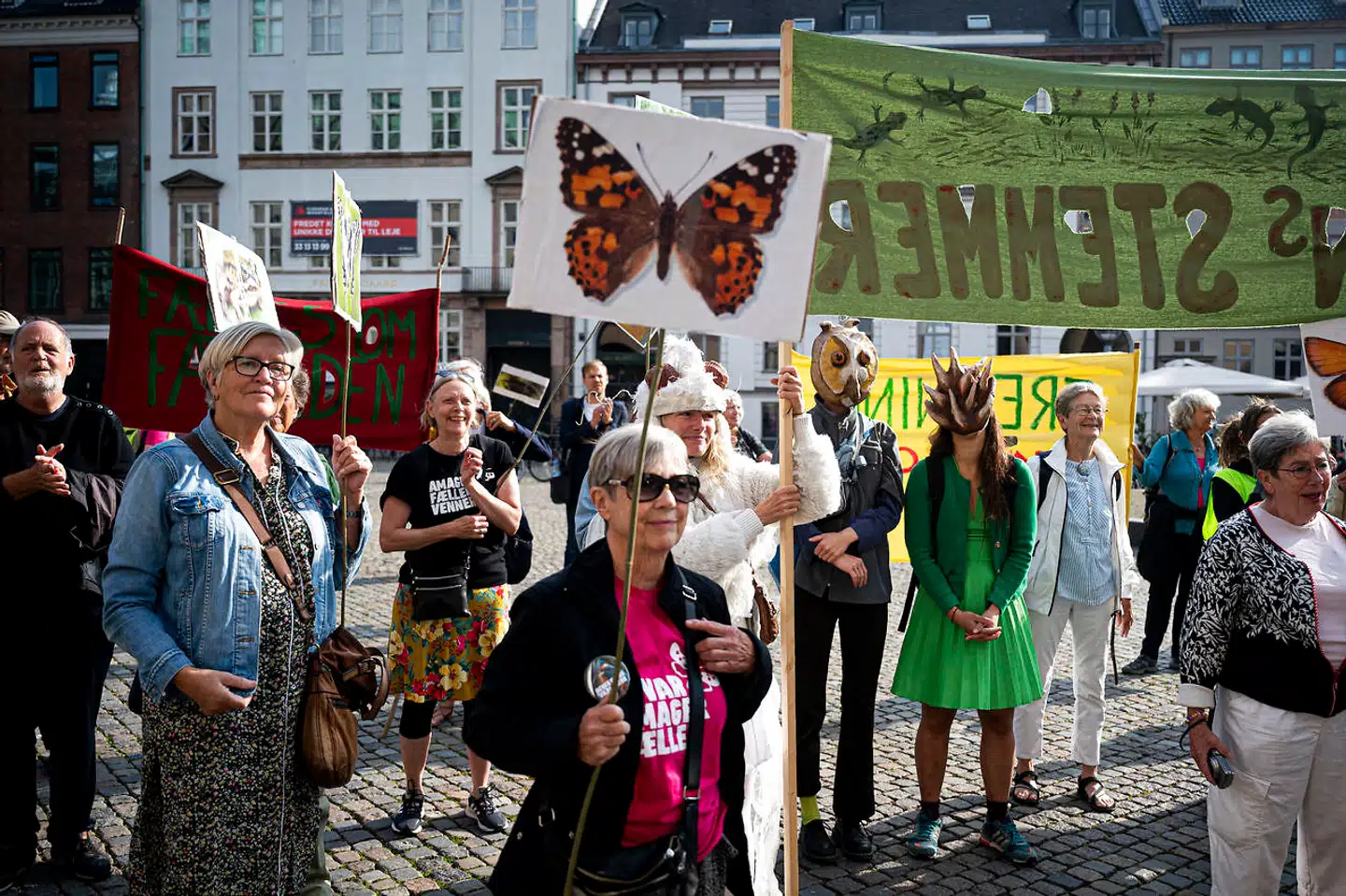 Amager Fælleds Venner demonstrerede foran Københavns Byret, da sagen blev behandlet. Nu har de fået medhold. Men skal byggeriet stoppes, skal de finde to millioner kroner at stille i sikkerhed - hvilket det går rask fremad med.