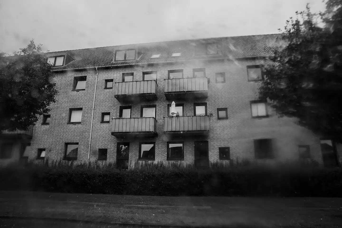 Den 5. april 2018 omkring klokken 14 truede en på det tidspunkt 19-årig mand med tilknytning til banden Loyal to Familia en håndværker med kniv. Hændelsen skete ved Lukretiavej 8 i Valby. Et par år efter endte det med at få konsekvenser for den 19-åriges familie, der boede tæt på. Billedet er taget i områdets boligblokke.