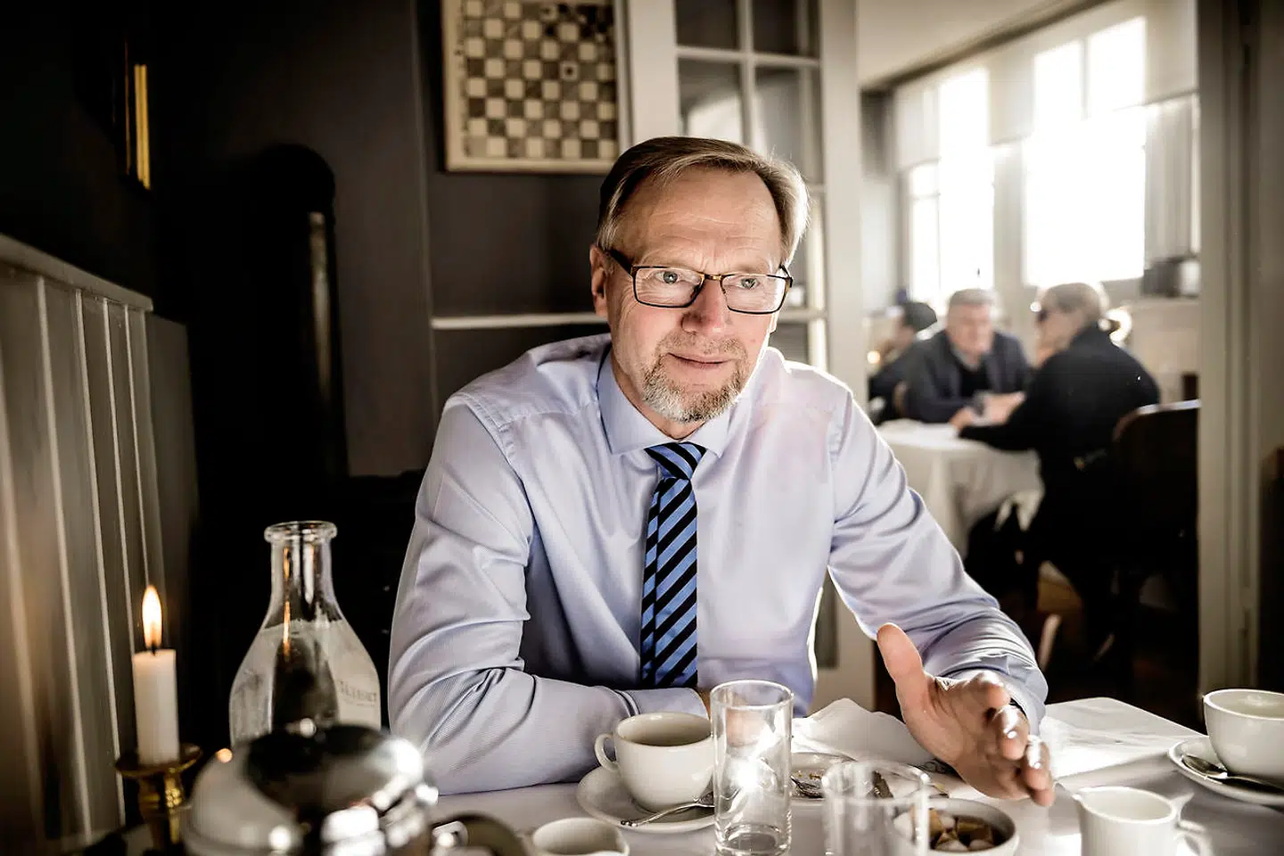 Anders Dam er ordførende direktør i Jyske Bank, og ifølge bankekspert Lars Krull har han gjort det særdeles glimrende. Alligevel tror han ikke, at der går lang tid, før Lars Mørch kommer til at sidde for bordenden. »Lars Mørch vil være et godt valg som afløser for Anders Dam, og jeg vurderer, at der ikke kommer til at gå mange år, før det sker,« siger Lars Krull til Finans.