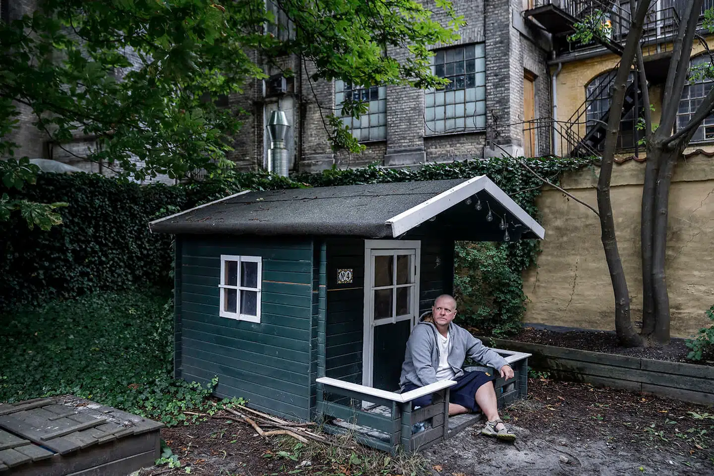 Hvilke minder fra barndomshjemmet har brændt sig fast i hukommelsen hos standupkomiker Anders Matthesen, og hvor finder han trøst, når mismodet rammer? Alt dette og meget mere svarer han på i dette interview, som kredser om, hvad tilværelsen har lært ham.