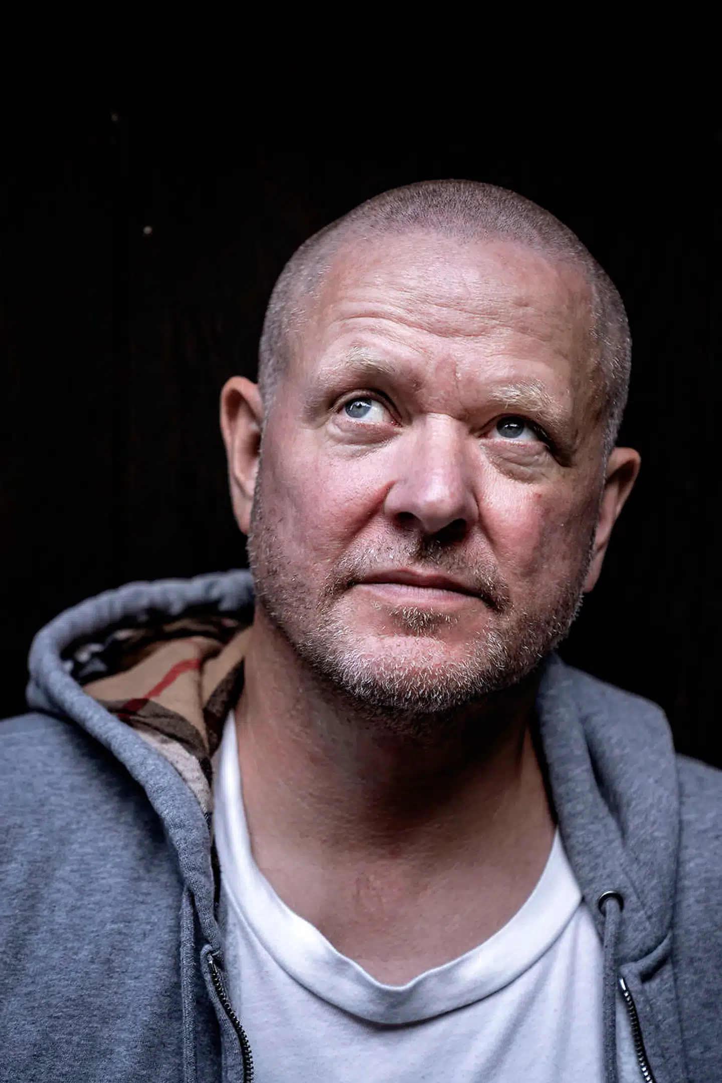 Det var Anders Matthesens mor, der introducerede ham til standup. Hun hørte i radioen, at der var noget, der hed DM i standup og opfordrede ham til at prøve kræfter med faget.