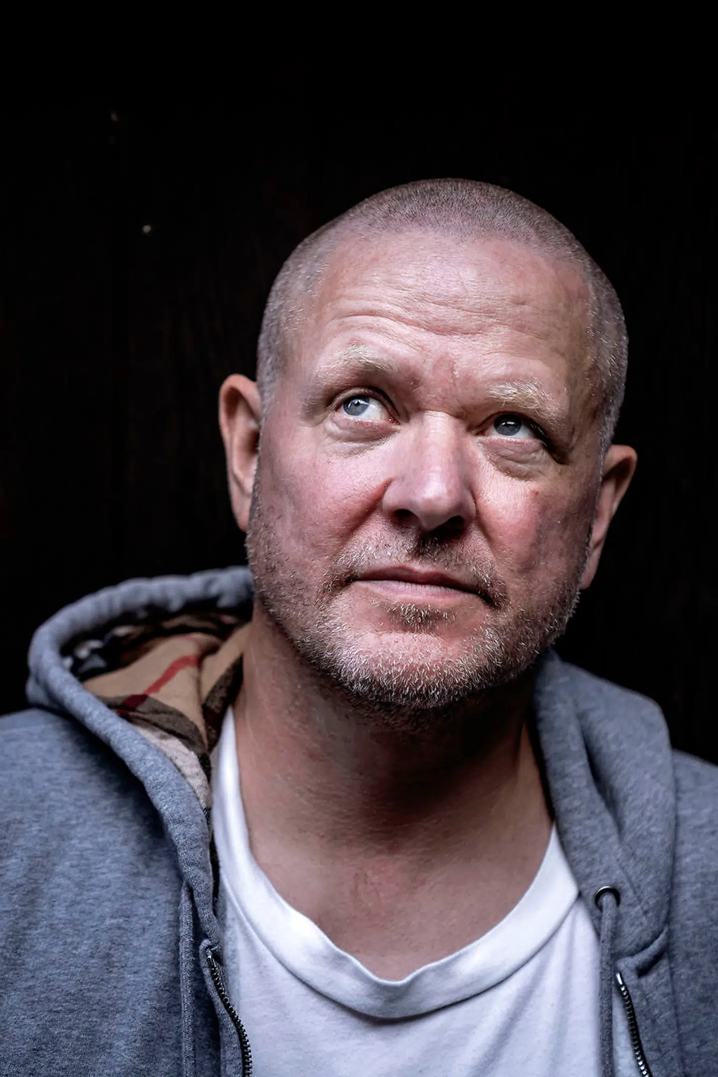 Det var Anders Matthesens mor, der introducerede ham til standup. Hun hørte i radioen, at der var noget, der hed DM i standup og opfordrede ham til at prøve kræfter med faget.