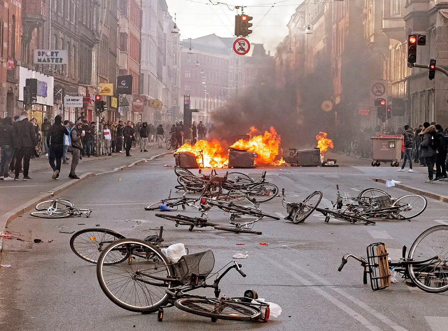 I april 2019 endte en Rasmus Paludan-demonstration med optøjer og efterfølgende voldsdomme til flere personer. Tre af dem – og deres familier – står nu til at blive smidt ud af deres almene bolig i Blågården på Nørrebro.