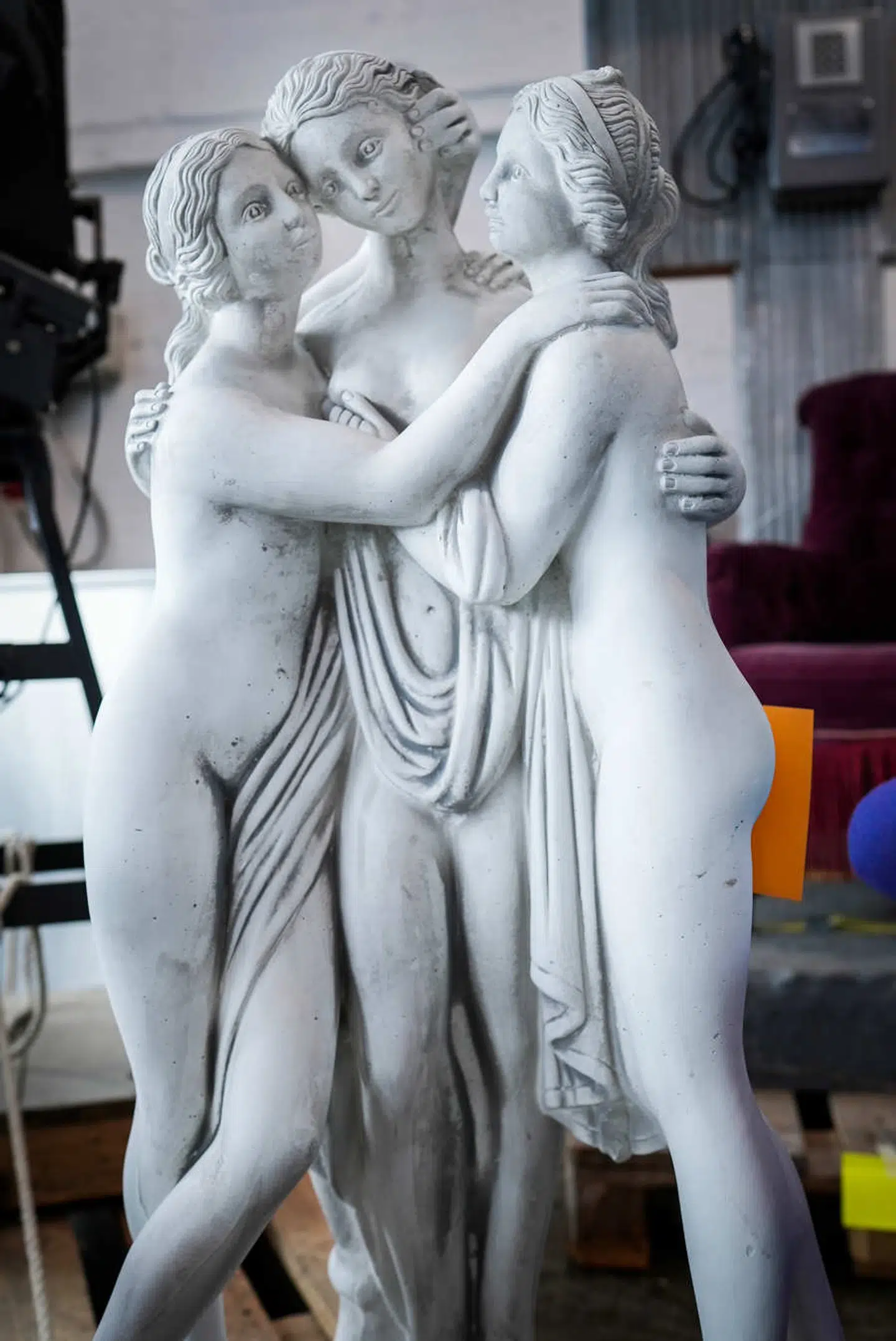 På lørdagens loppemarked vil der være omkring 1.000 rekvisitter til salg – fra figurer til møbler, ure og trehjulede cykler.