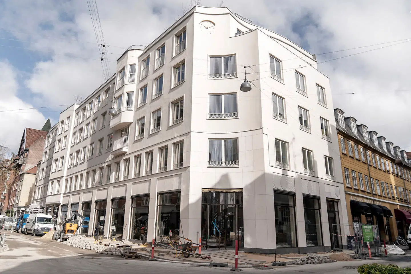 Husets hovedfacade er den konkave indskæring lige på hjørnet af Store Regnegade og Ny Østergade. Grebet markerer sig elegant i sig selv, men fungerer også som hængsel for de to forskellige facader på de to forskellige gader.