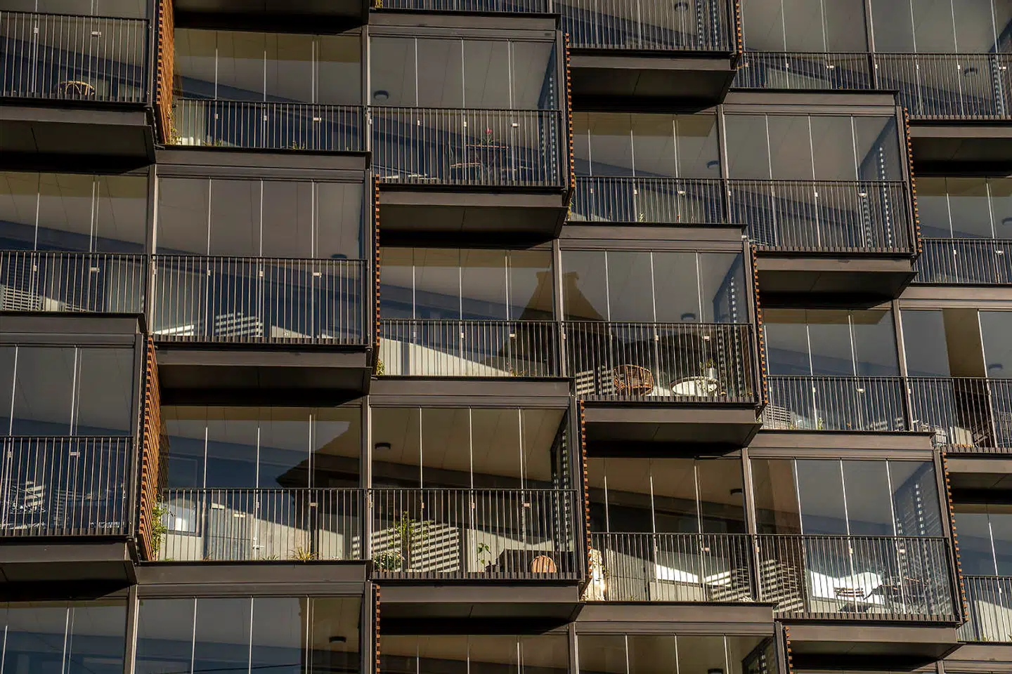 Det er den unge tegnestue Lokal, der har udviklet projektet og facaden med den påhængte karnapløsning. De vandt minikonkurrencen om en facaderenovering, da den blev udskrevet af ejerforeningen for otte år siden og har siden da arbejdet på at få konkurrenceprojektets ideer til at blive til arkitektur.