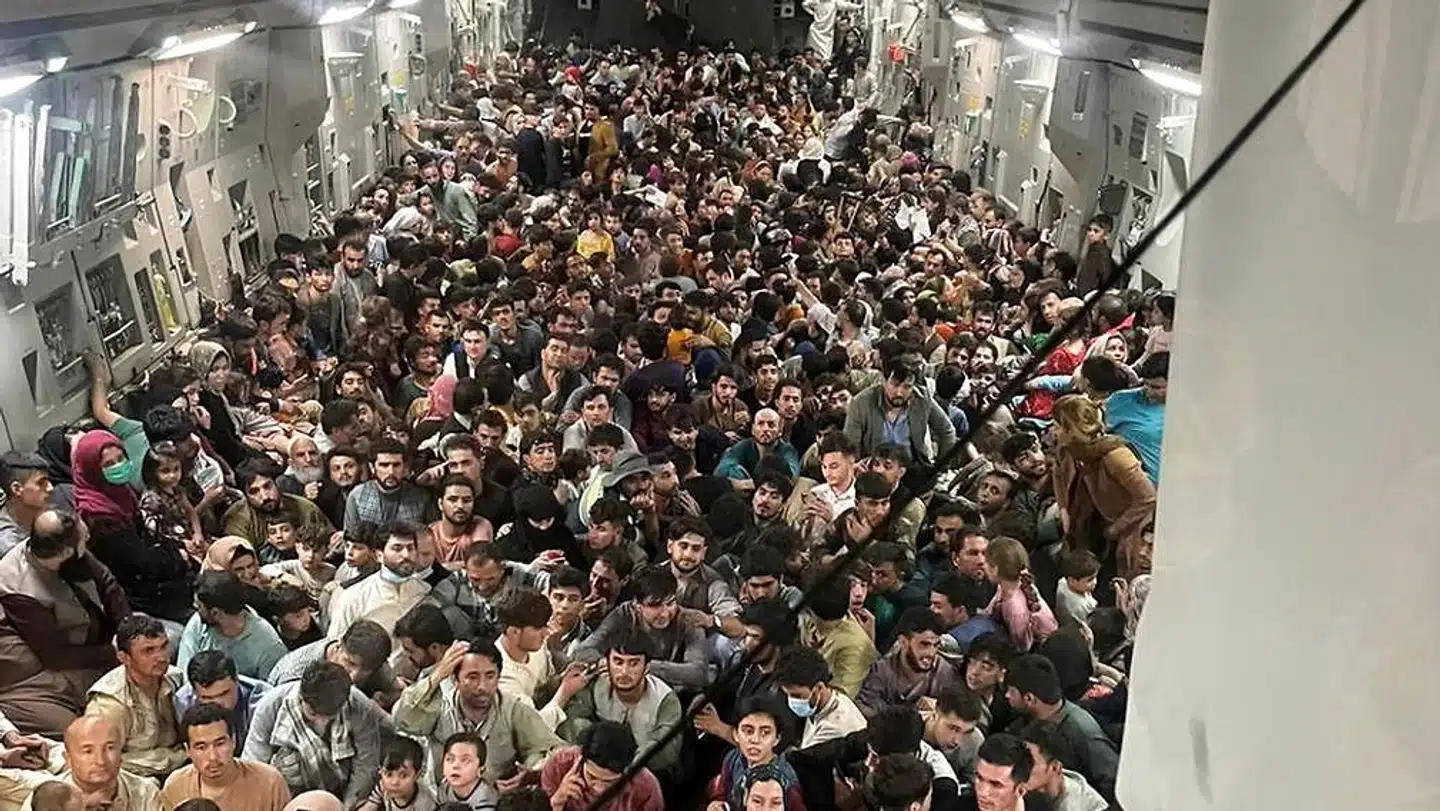 Transportflyet C-17 Globemaster III, der mandag lettede fra Kabul, var proppet med mennesker, viser et foto fra det amerikanske medie Defense One.