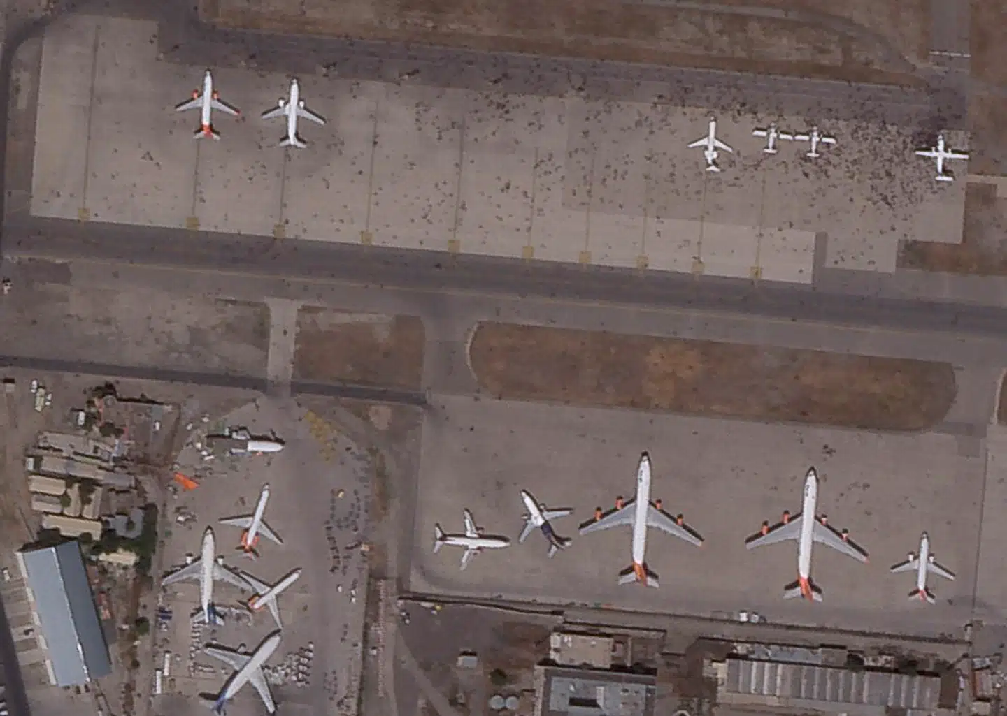 Dette satellitfoto er taget af Planet Labs Inc. og viser desperationen hos de afghanere, der stormede lufthavnen i håb om at kunne komme på et fly ud af landet.