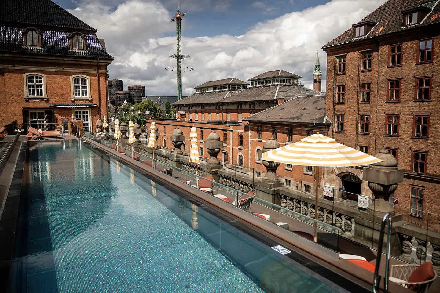 Den norske hotelkonge Petter Stordalen gik med sin hotelkæde Nordic Choice Hotels mod strømmen og åbnede i 2020 det nye Villa Copenhagen. I starten af i år solgte han dog Skt. Petri-hotellet i København til en amerikanske investeringsfond som et led i at komme gennem coronakrisen.