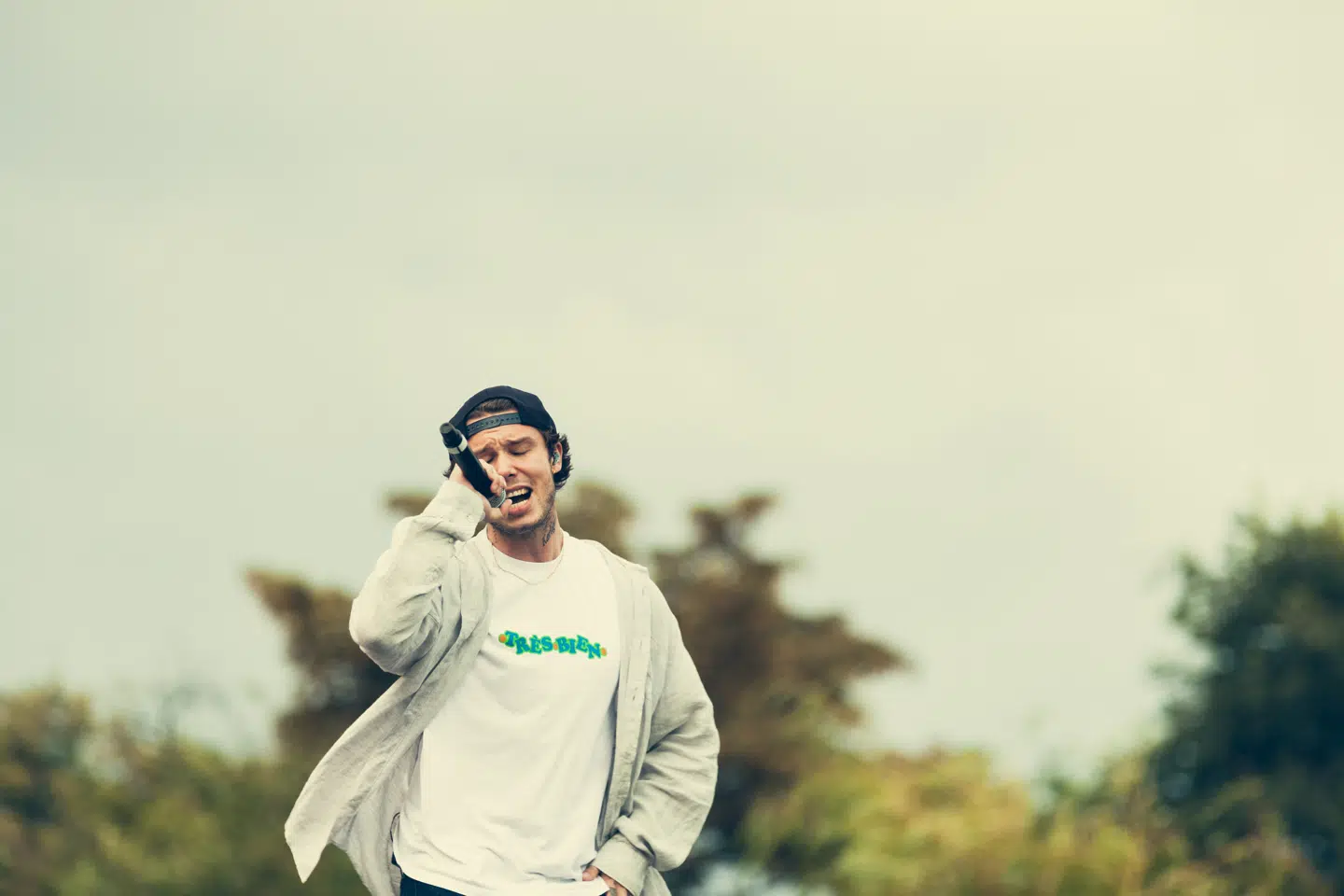 Hugo Helmig gik på scenen og forklarede meget ærligt, at han har haft to hårde år med stofmisbrug og coronakrise.