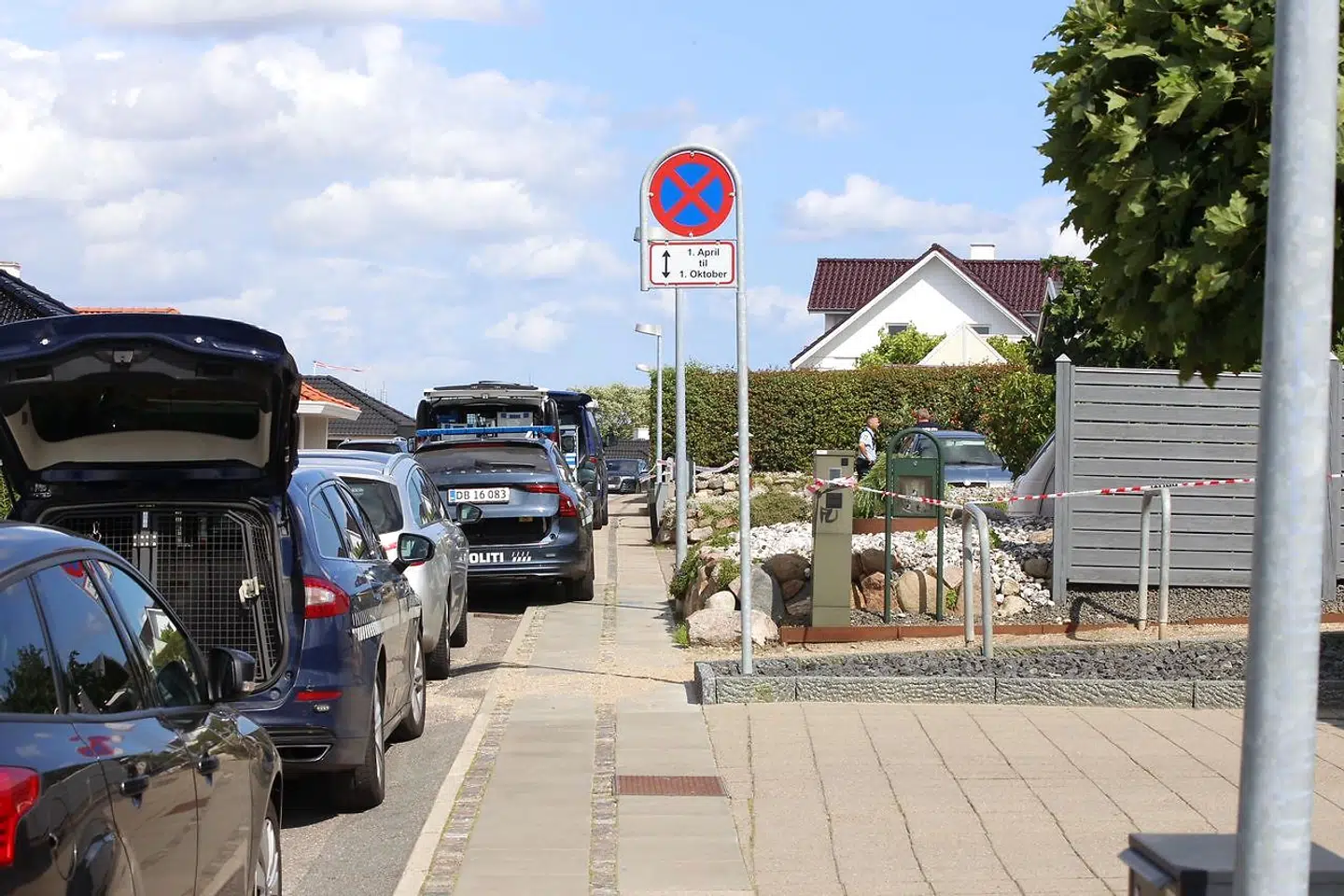 En 49-årig kvinde stak lørdag morgen fire personer, som hun har en familiær relation til, på to forskellige adresser i Kolding. Hun erkendte søndag sigtelsen om fire drabsforsøg.