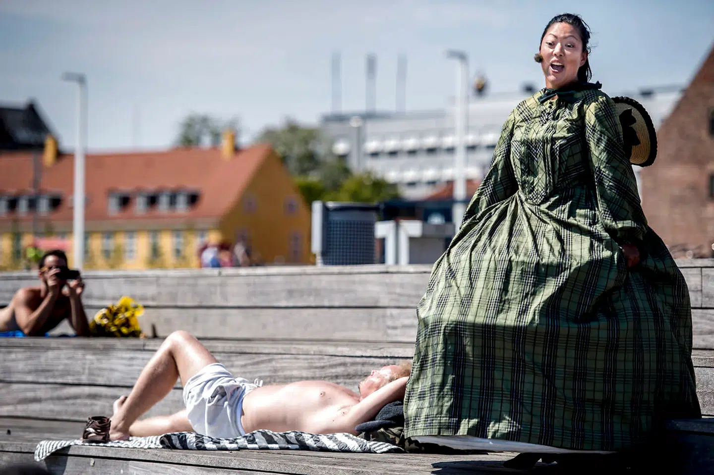 Opera kan opleves på mange møder. Her sangeren Julie Albertsen under festivalen i 2018.