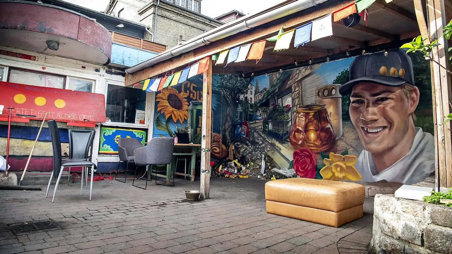 Graffitimindevæg på gerningsstedet i starten af Pusher Street, hvor en 22-årig christianit mistede livet under et målrettet skudattentat mod en af de mest profilerede hashboder i Pusher Street.