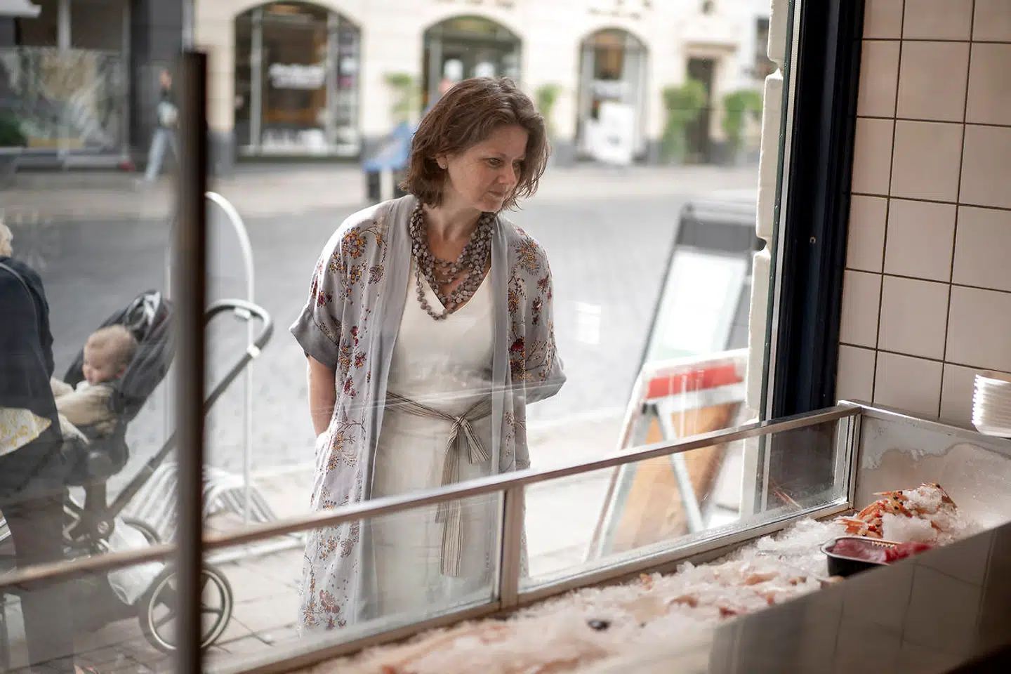 Else Torp får ofte en snak med Mogens, som ejer Odin Fisk. Kontakten til de forretningsdrivende er en af de ting, hun nyder i Nordre Frihavnsgade.