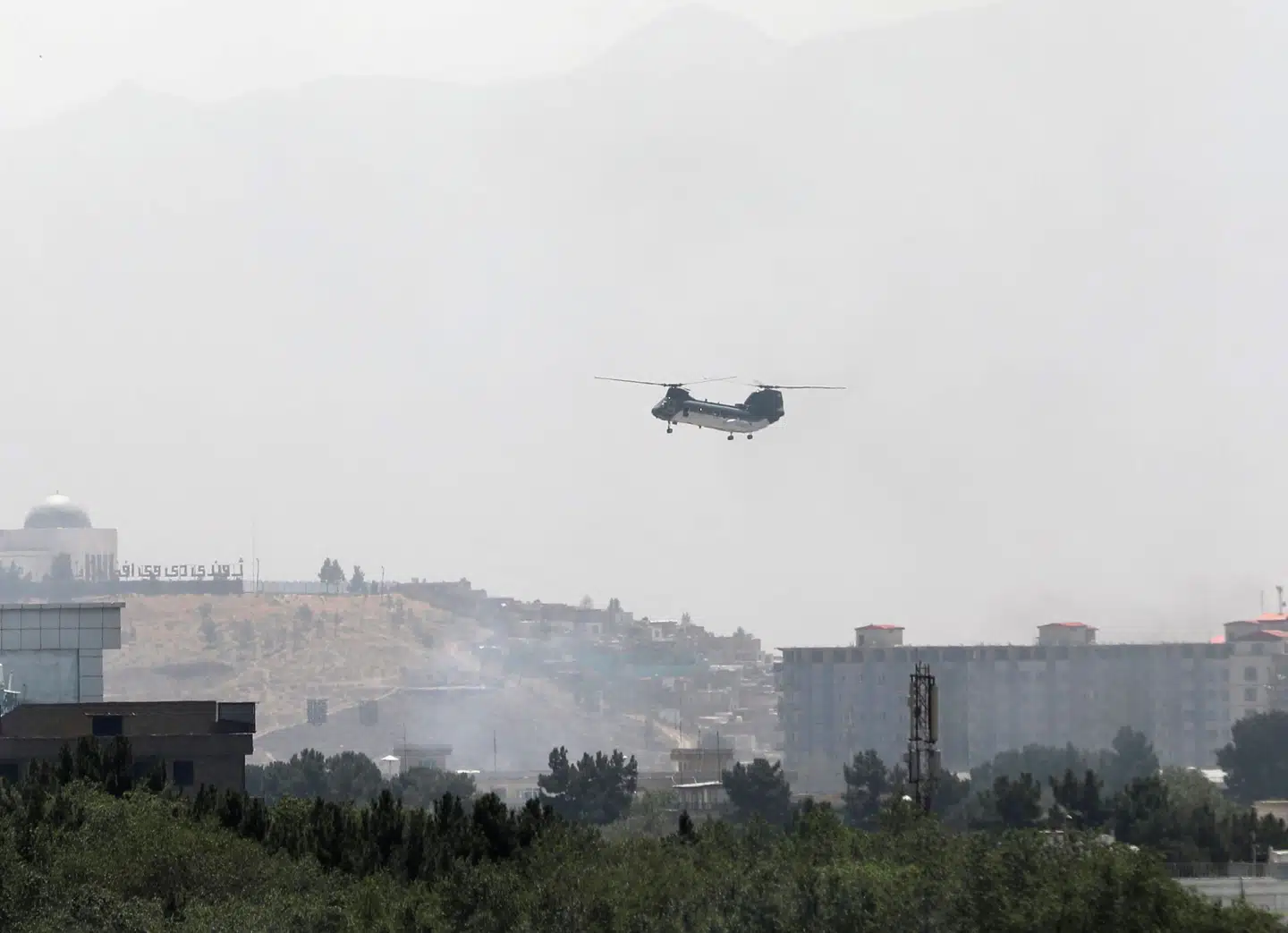 Amerikanske helikoptere har fløjet i pendulfart fra ambassaden inde i Kabul til lufthavnen i udkanten af byen. Man flytter diplomater, udstyr og ansatte til lufthavnen, hvorfra tusinder skal evakueres. USA har meddelt, at man har formelt har flyttet ambassaden til lufthavnen.
