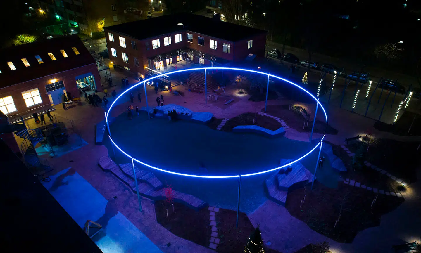 Boldbane, siddemøbler og en lysende glorie har gjort pladsen ved Ungekulturhuset på Smedetoften til kvarterets nye udendørs dagligstue.