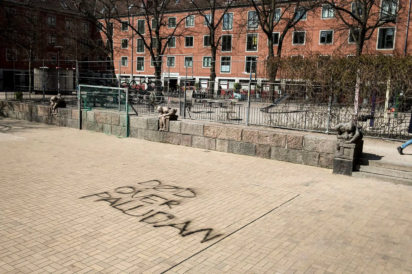 Der var skrevet »død over Paludan« på fliserne på Blågårds Plads på Nørrebro onsdag den 18. april 2019. Fire dage forinden havde han holdt en demonstration, hvor det senere endte i voldsomme optøjer mellem unge mænd fra kvarteret og kampklædte betjente.