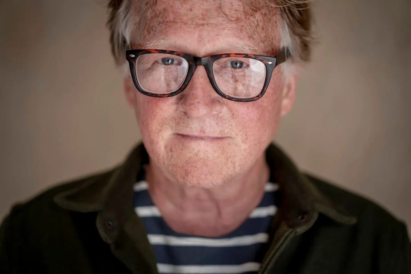 Den frygtede, magtsyge og lunefulde lærer fra den lille lokale skole, hvor Thomas Ubbesen var elev i Sønder Ydby i Thy kan han aldrig slette fra sin hukommelse.