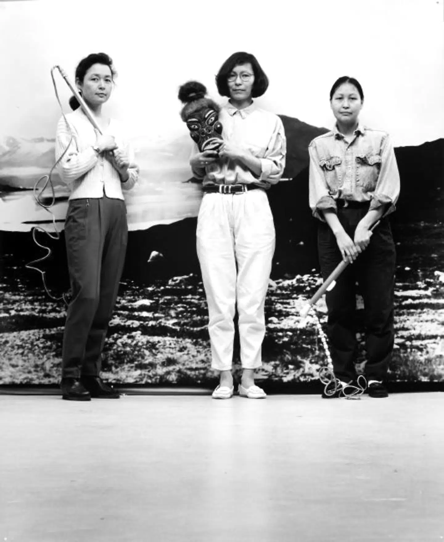 »De tre gratier«, 1983. Pia Arke sammen med sin kusine og en barndomsveninde i vestligt tøj og arketypiske grønlandske artifakter i hænderne. Er de grønlandske nok?