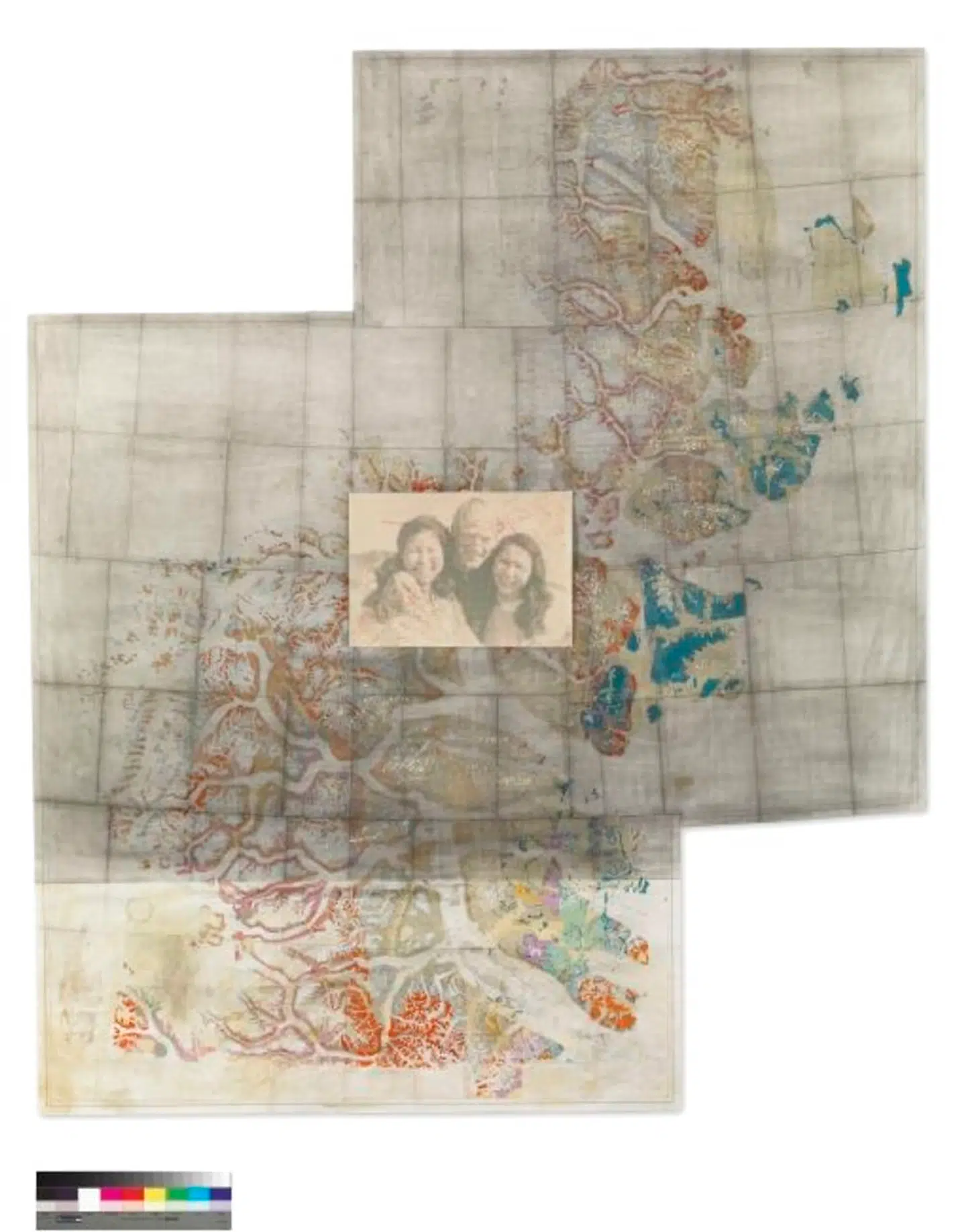 »Legende I-V«, 1999. En del af Arkes oeuvre indeholder kollager af store gamle geologiske landkort sat sammen med fundne fotos. Her indfarvet med kolonialvarer. Det er Pia Arkes måde at blende sine grønlandske og danske historie sammen.