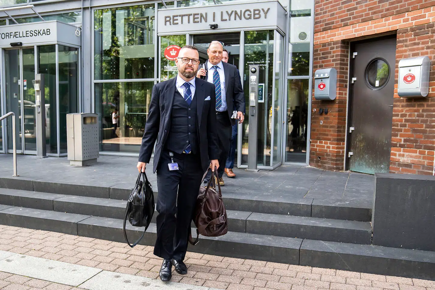 Anklager Andreas Myllerup Laursen og Anklager Rasmus Maar Hansen har krævet »ikke under« seks måneders fængsel til Morten Messerschmidt (DF). Her ved Retten i Lyngby.