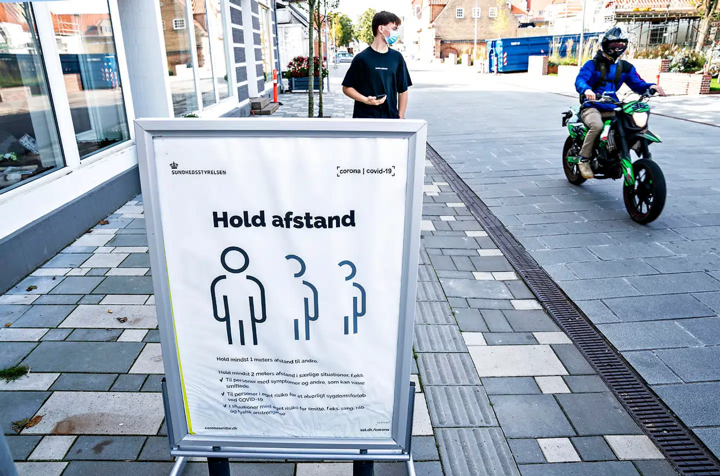 Der skal fra lørdag ikke længere holdes afstand hos eksempelvis frisøren eller i supermarkedet.