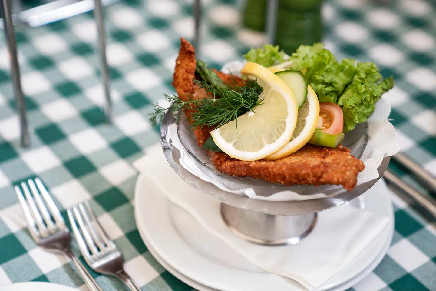 Fiskefileten smagte underligt af kage, og den hjemmerørte remoulade var sød og uafbalanceret i smagen.