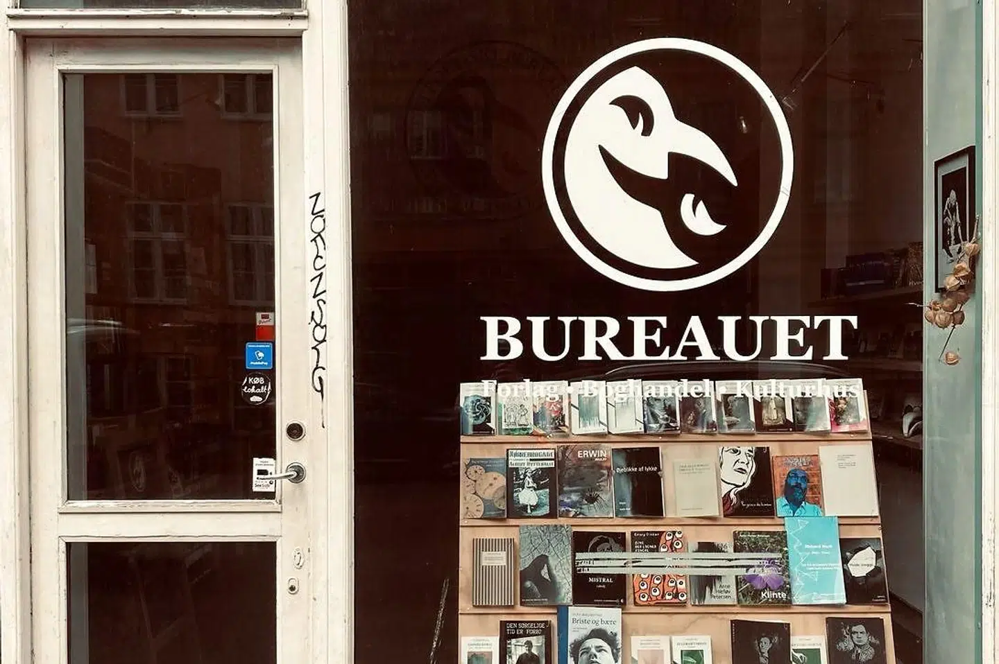 Det Poetiske Bureaus Forlag har eksisteret i over ti år og udgiver hovedsageligt lyrik og poesi af danske og internationale forfattere.