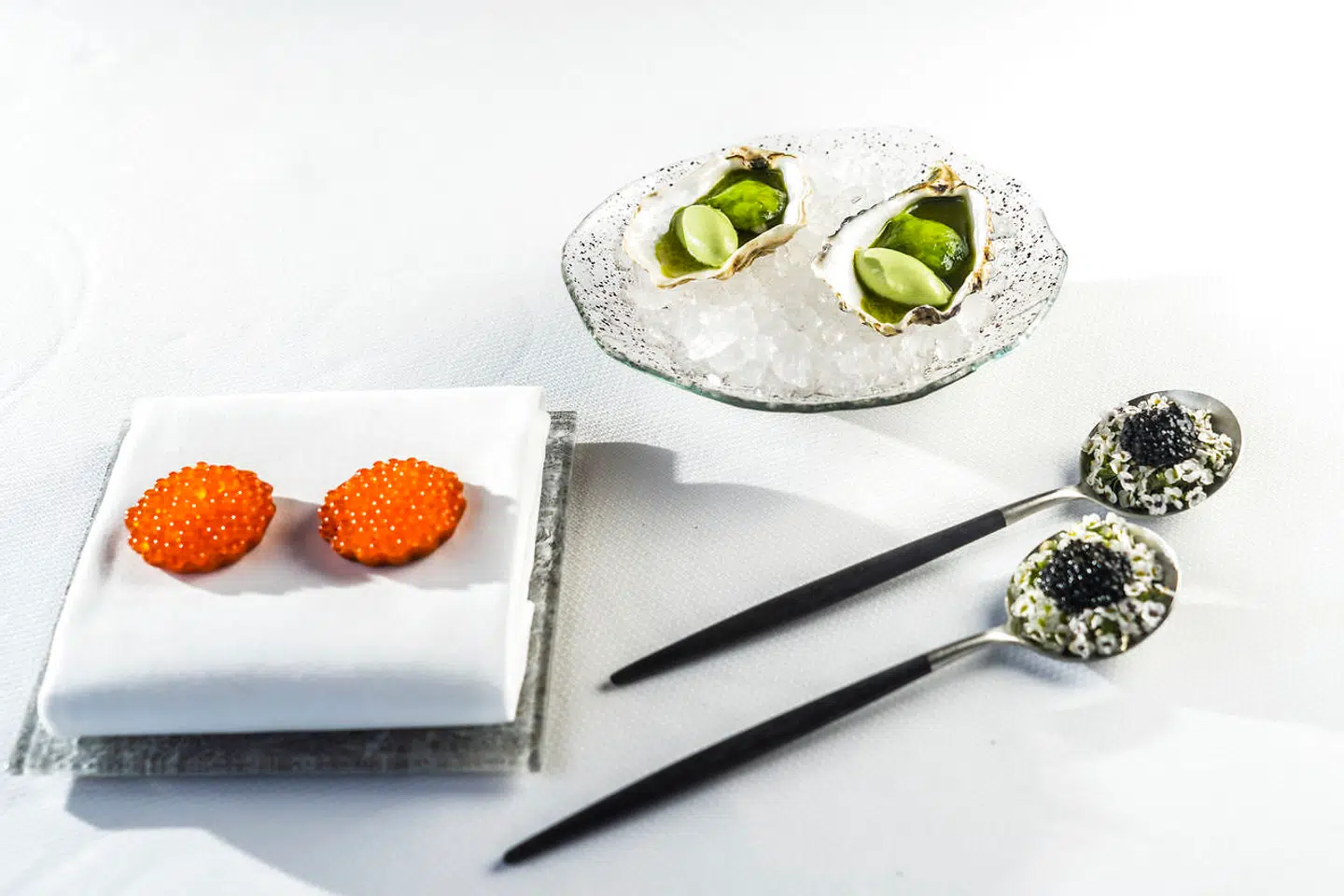 Snacks: tærte med rygeost og ørredrogn. Østers med wasabi is. Oksetatar med caviar