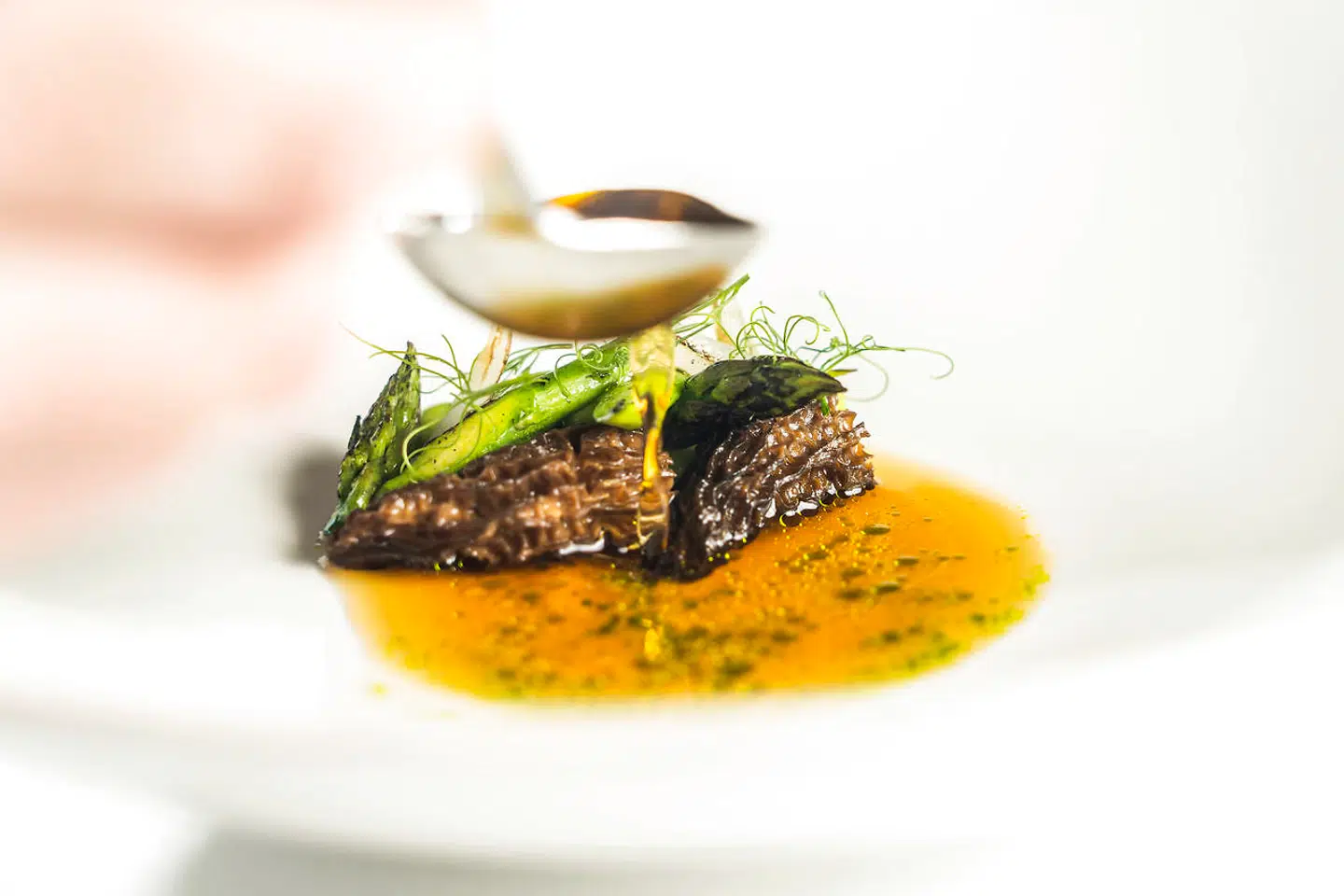 Ærter og morkler i oksehalebouillon.