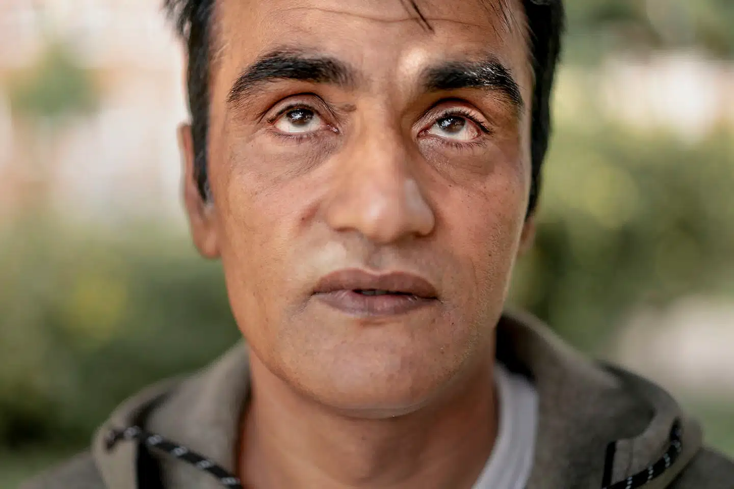Abdullah Niazi arbejdede for det danske forsvar i Afghanistan. I 2013 flygtede han til Danmark og måtte kæmpe sig til en opholdstilladelse. I dag bor han i Brøndby.